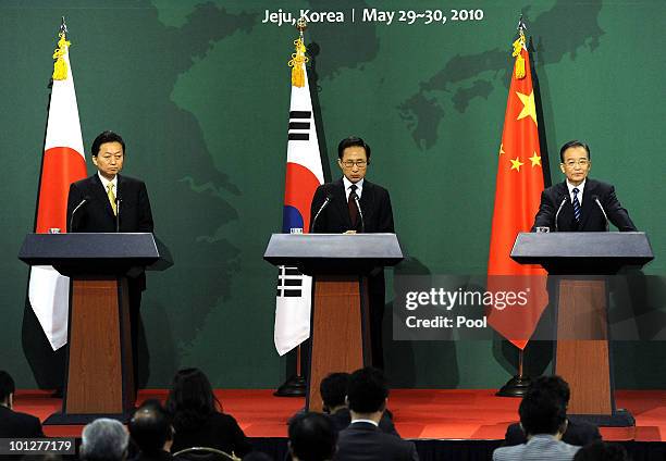 Japanese Prime Minister Yukio Hatoyama, South Korean President Lee Myung-Bak and Chinese Premier Wen Jiabao attend the press conference of the East...