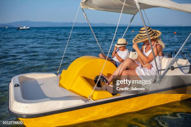 madre e due figli su un pedalò - pedal boat foto e immagini stock