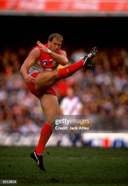 Tony Lockett of Sydney in action during the AFL Fourth Qualifying Final between the Essendon Bombers and the Sydney Swans played at the MCG,...