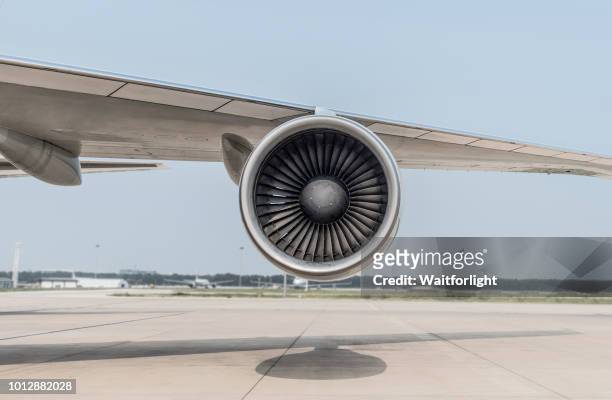 airplane engine - airplane wing stockfoto's en -beelden