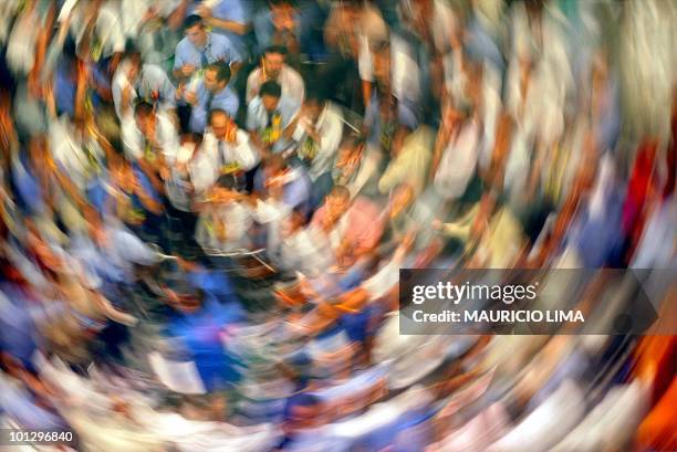 Traders are seen on the floor of the Brazilian stock exchange in Sao Paulo, Brazil 20 December 2002. Operadores de la Bolsa de Mercados y Futuro ,...