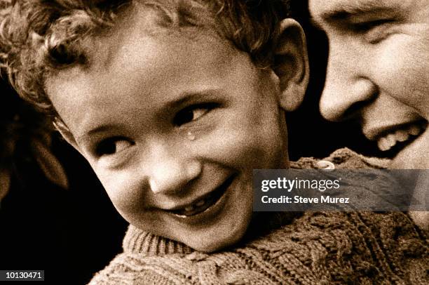 boy in fathers arms crying and laughing - teardrop imagens e fotografias de stock