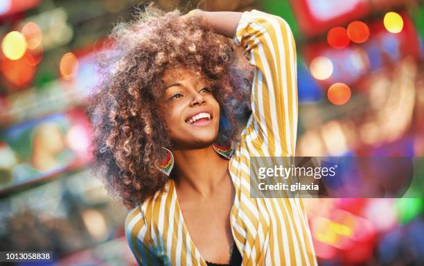 mujer negra bailando en un concierto. - hip hop music fotografías e imágenes de stock