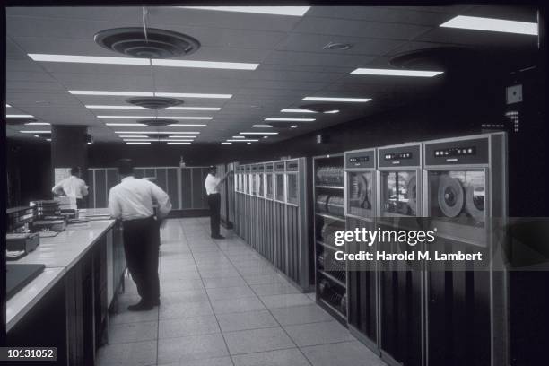Vintage Mainframe Computer Photos and Premium High Res Pictures - Getty ...