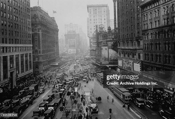 traffic in times square, new york city, 1927 - manhattan photos et images de collection