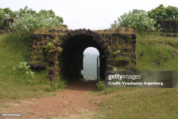 chapora vagator fort, portuguese military outpost fort, year 1717, goa - chapora fort stock pictures, royalty-free photos & images