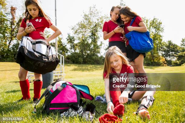 girls soccer team on field after practice - gym bag fotografías e imágenes de stock
