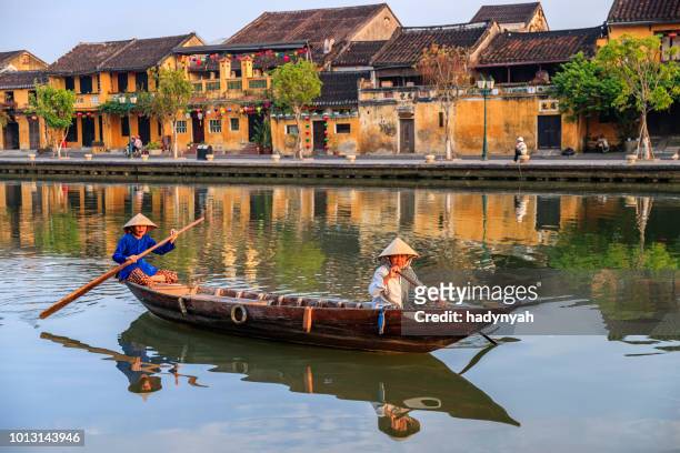 vietnamesische frauen, paddeln in altstadt von hoi an eine stadt, vietnam - hoi an stock-fotos und bilder