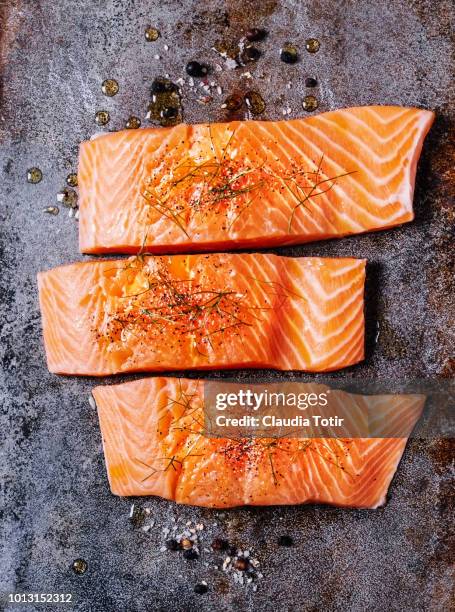 fresh salmon - lachssteak stock-fotos und bilder