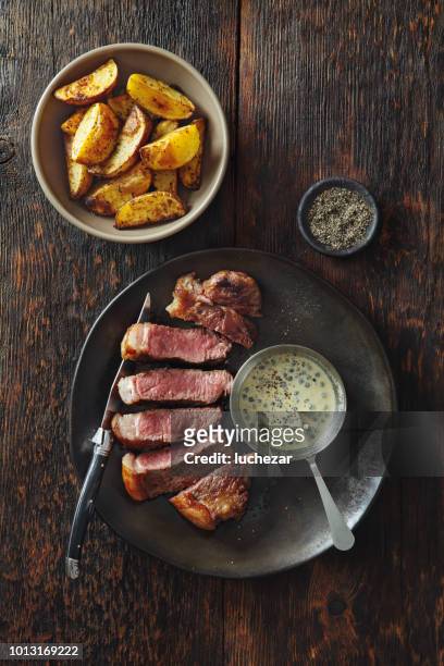 steak met saus van mosterd en groene peperkorrels - biefstuk stockfoto's en -beelden