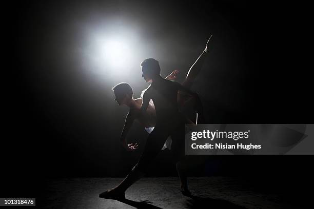 ballet dancers on stage during a performance - danse classique photos et images de collection