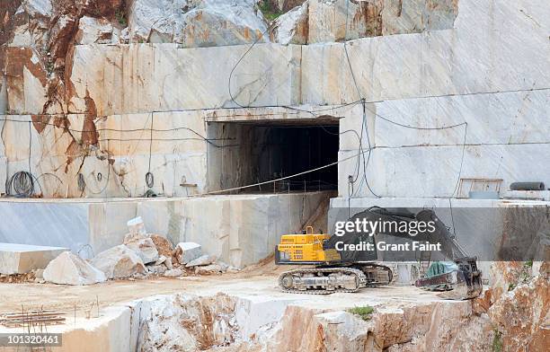 marble quarry with extractor - cave foto e immagini stock