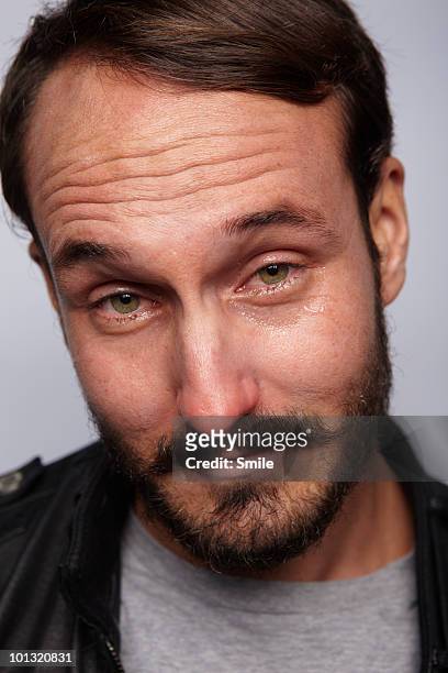 portrait of man with teary eyes - hombre llorando fotografías e imágenes de stock