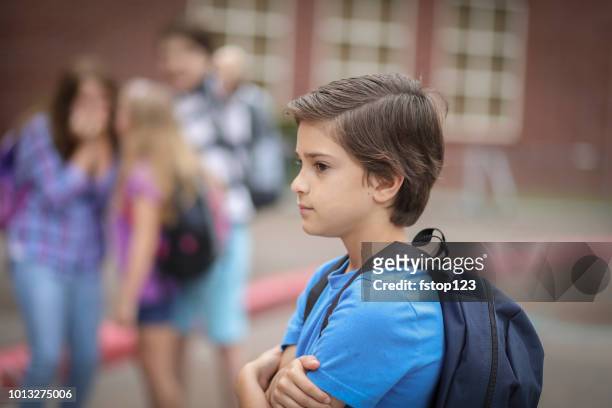 menino de idade elementares sendo intimidado na escola. - exclusão - fotografias e filmes do acervo
