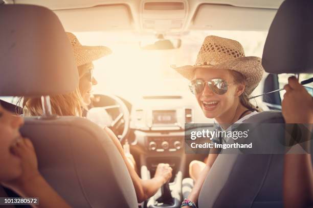 familie plezier reizen met de auto - family inside car stockfoto's en -beelden