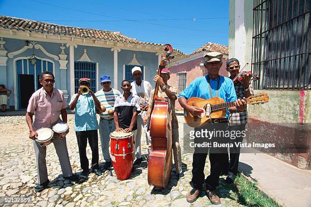 folk band in front of casa de la trova - tropical music stock-fotos und bilder