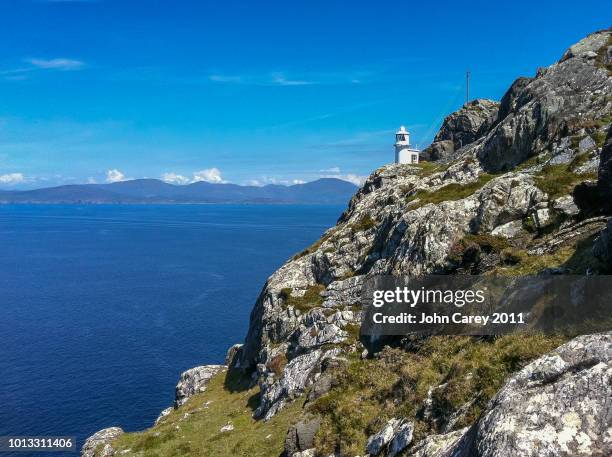 sheep's head lighthouse & beautiful landscape, beara peninsula, west cork, ireland - county cork stockfoto's en -beelden