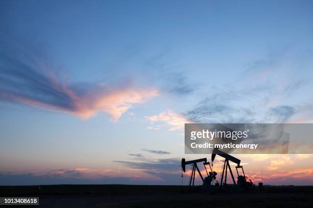 pradaria óleo saskatchewan canada - oil field - fotografias e filmes do acervo