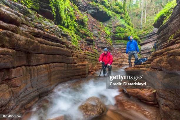 twee natuurfotograaf op alpine stream - taugl canyon - salzburg stockfoto's en -beelden