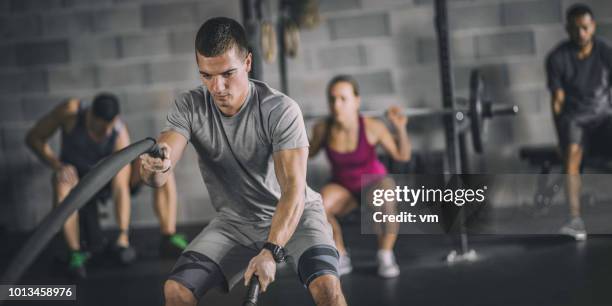 personas haciendo ejercicio en un gimnasio - manufactured object fotografías e imágenes de stock