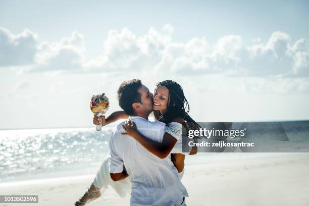de ceremonie van het huwelijk van de outdoor strand in de buurt van de zee - premiere of beard collins shores productions a very sordid wedding q a stockfoto's en -beelden
