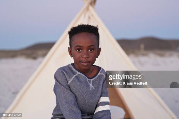portrait of cute boy camping on the beach - portrait afrika kind stock-fotos und bilder