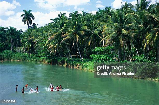 rio miel, baracoa, cuba - daily life in cuba stock-fotos und bilder