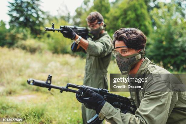 portrait des dissidents rebelles au moyen-orient - airsoft gun photos et images de collection