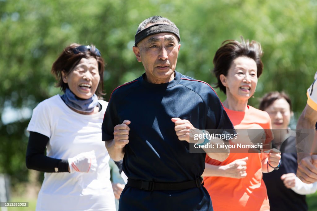 Seniors who jog together with men and women