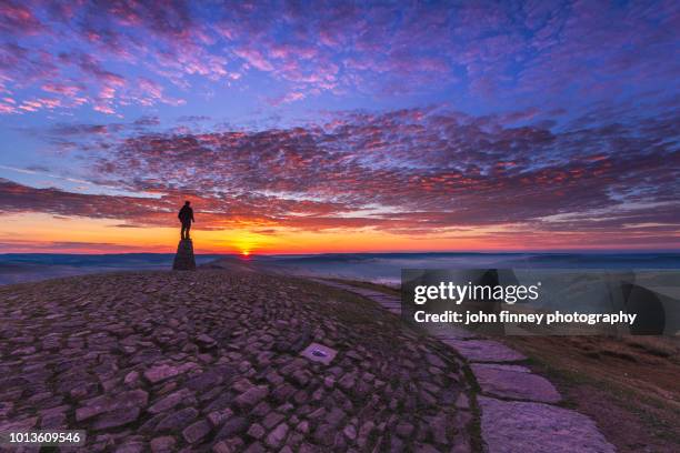 stood on the summit at sunrise, english peak district. uk. - mam tor stock-fotos und bilder