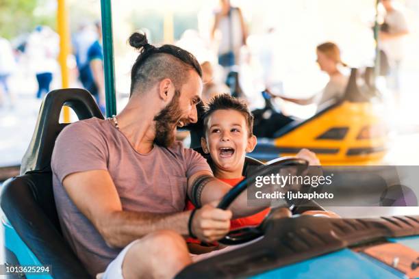 papa ist der beste freund - kirmes fahrgeschäft stock-fotos und bilder