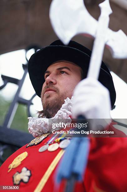 beefeater, london, england - queens guard stock pictures, royalty-free photos & images