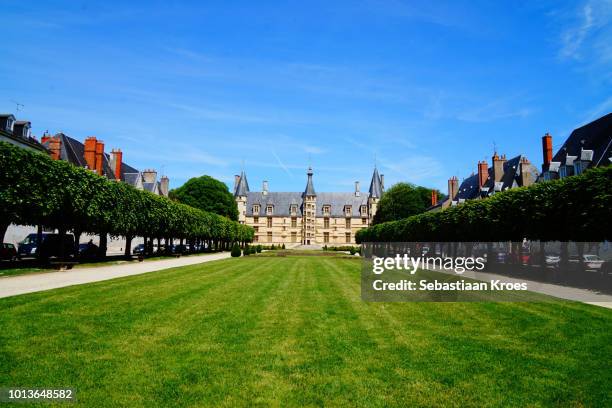 palais ducal de nevers and garden, nevers, france - bourgogne france photos et images de collection