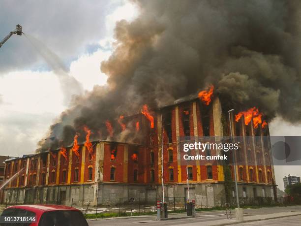 fuego en un edificio antiguo - building damage fotografías e imágenes de stock