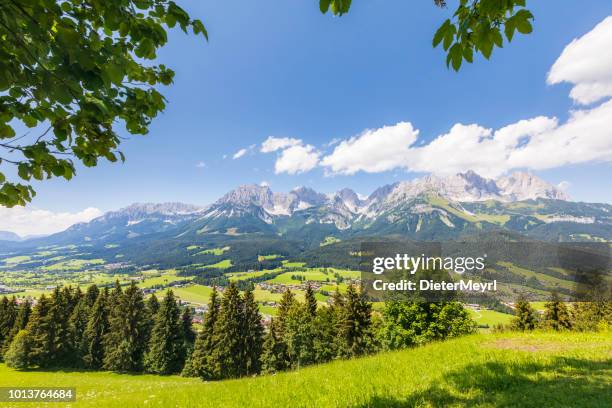 ve a la gama de la montaña wilder kaiser, austria, tirol - montañas de kaiser - kaiser fotografías e imágenes de stock