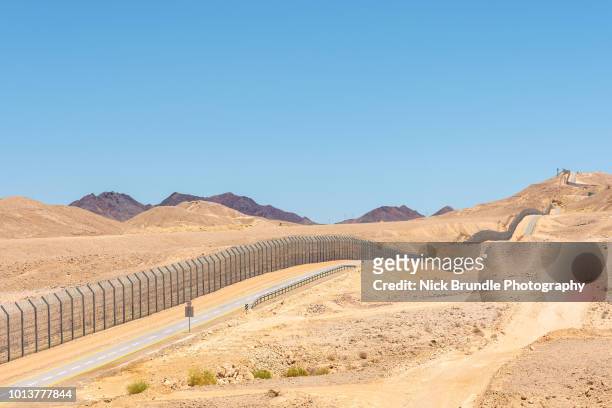 israel egypt border fence in the negev, israel - sinaï egypte stockfoto's en -beelden