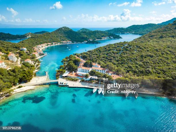 bateaux à voiles à pasadur, île de lastovo, croatie depuis un drone - dalmatie croatie photos et images de collection