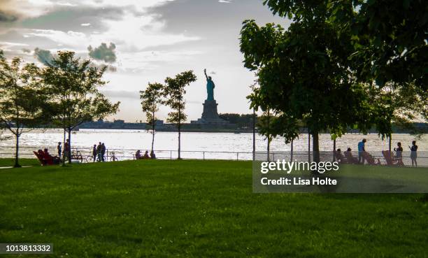 manhatten dusk - statue of liberty new york city fotografías e imágenes de stock