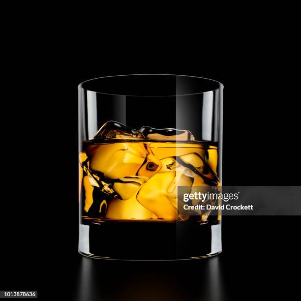 whisky on the rocks - bourbon whiskey 個照片及圖片檔