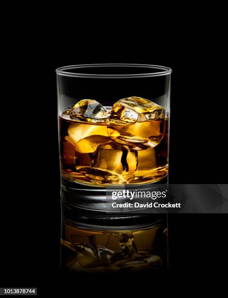 whisky on the rocks - bourbon whisky stockfoto's en -beelden