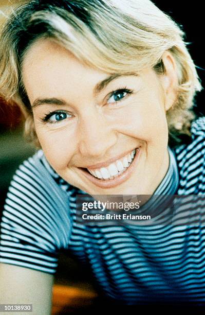 woman (40 years) smiling, portrait, close-up - 40 44 years woman caucasian stockfoto's en -beelden