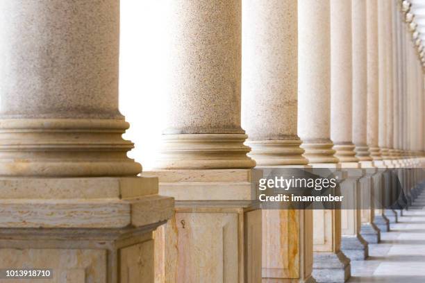 colonnade, rij van klassieke stenen zuilen, achtergrond met kopie regelafstand - bank columns stockfoto's en -beelden