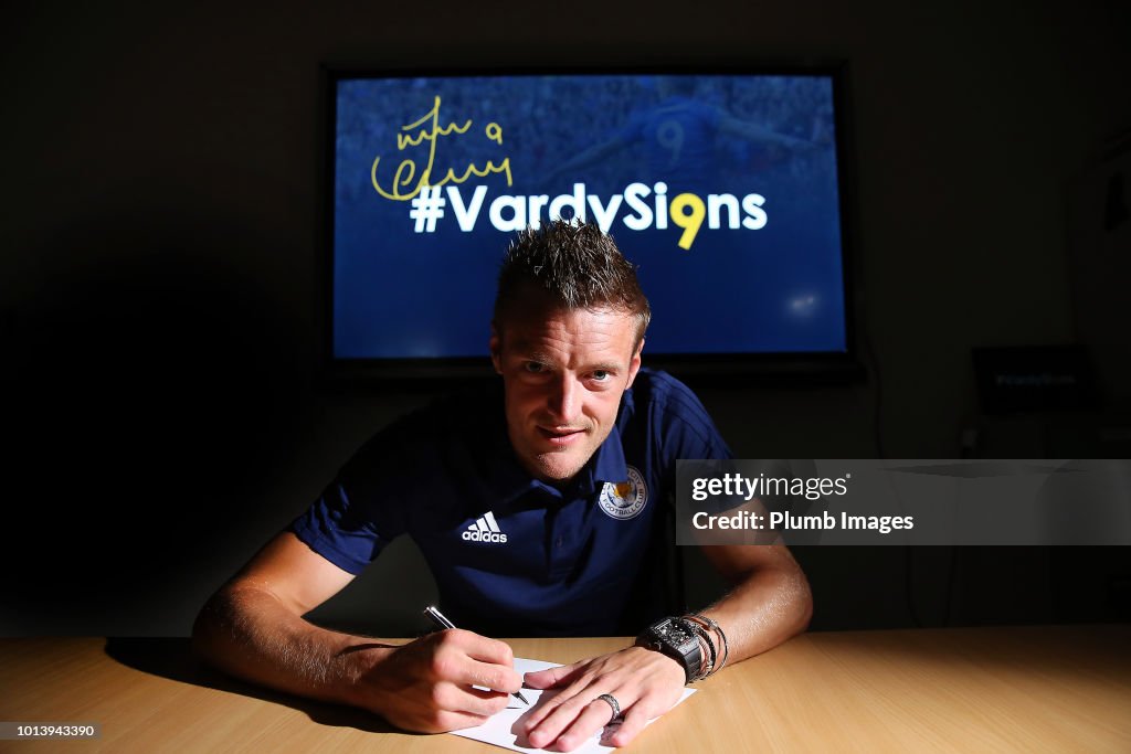 Jamie Vardy Signs a New Contract at Leicester City