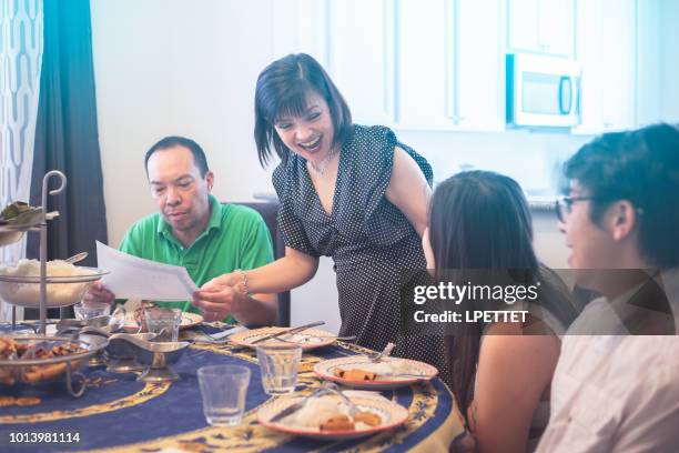 famiglia filippina - filipino family dinner foto e immagini stock