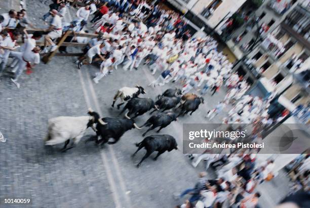 spain, pamplona, encierro, 'running of the bulls', elevated view - pamplona stock pictures, royalty-free photos & images