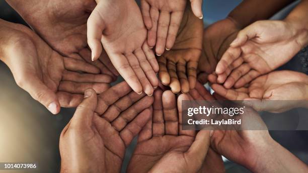 klaar om te ontvangen - hands cupped empty stockfoto's en -beelden