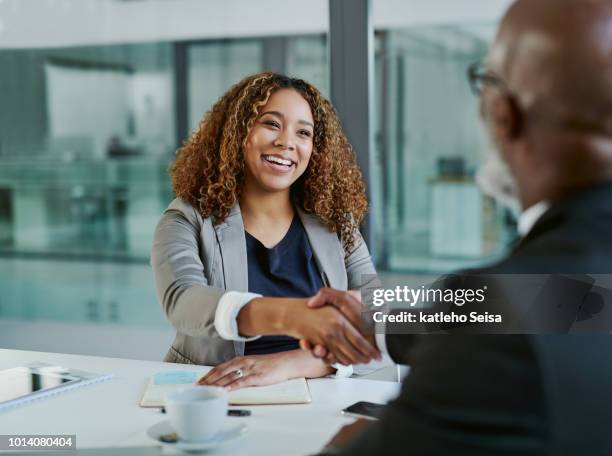 ik kijk uit naar werken onder uw mentorschap - business people handshake stockfoto's en -beelden