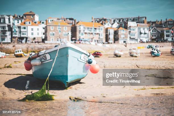 small boat in st ives harbour - st ives fotografías e imágenes de stock