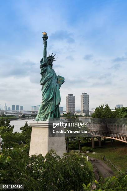statue of liberty replica at the skyline of tokyo - replica statue of liberty odaiba stock pictures, royalty-free photos & images
