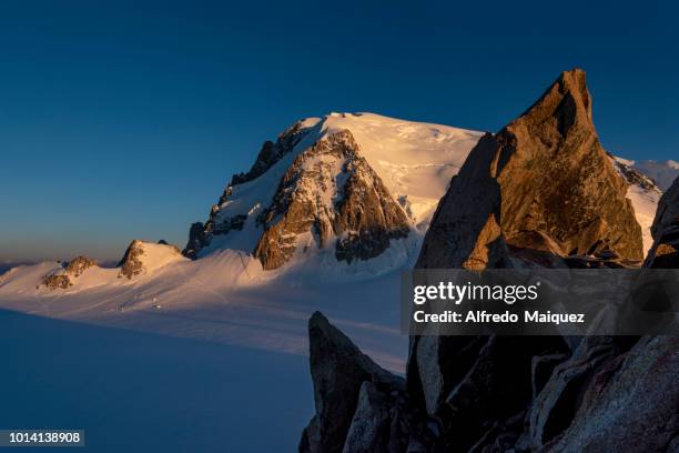 mont blanc du tacul (4,284 m ) at sunset, chamonix, haute savoie, french alps, france, europe - espace blanc stock pictures, royalty-free photos & images